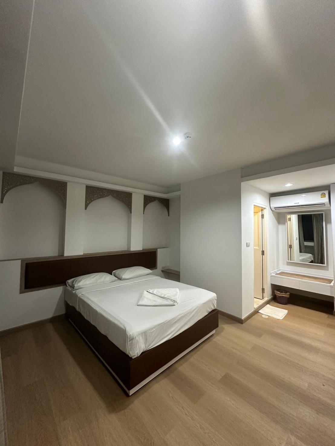 Royal Garden Home Hotel Bangkok Bagian luar foto