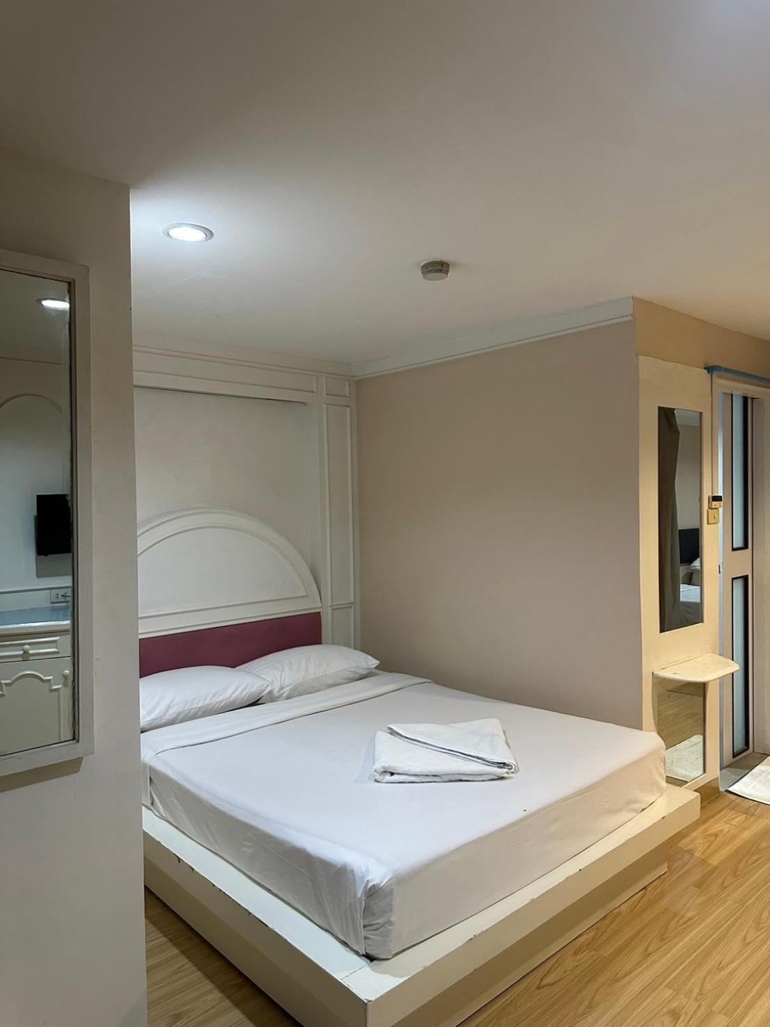 Royal Garden Home Hotel Bangkok Bagian luar foto