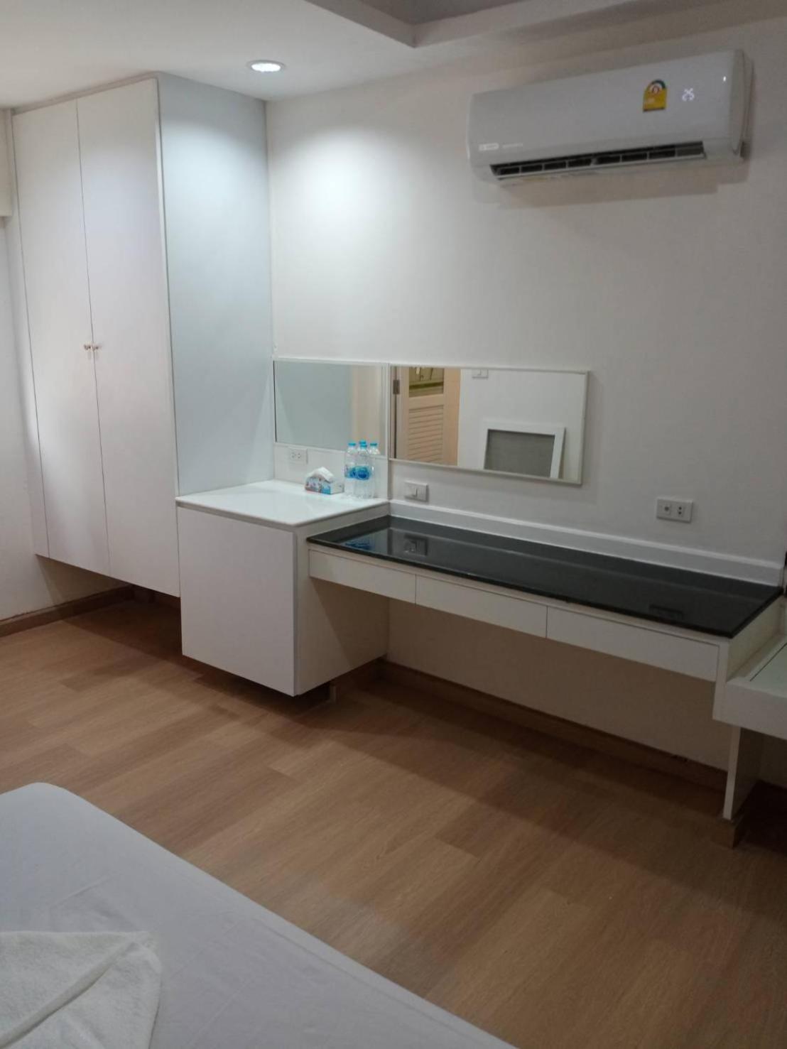 Royal Garden Home Hotel Bangkok Bagian luar foto