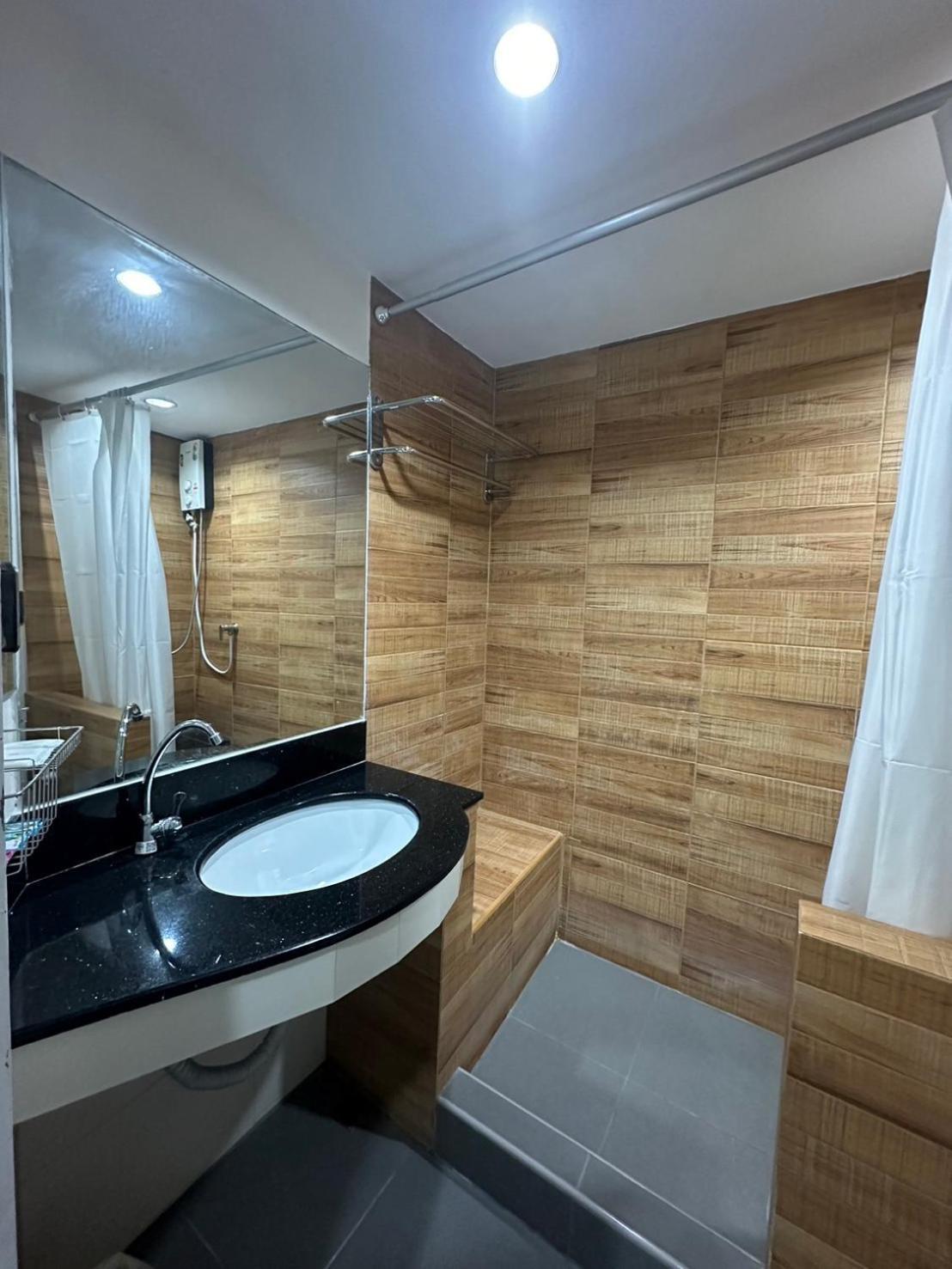 Royal Garden Home Hotel Bangkok Bagian luar foto