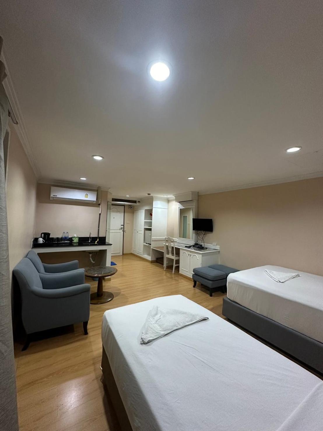 Royal Garden Home Hotel Bangkok Bagian luar foto