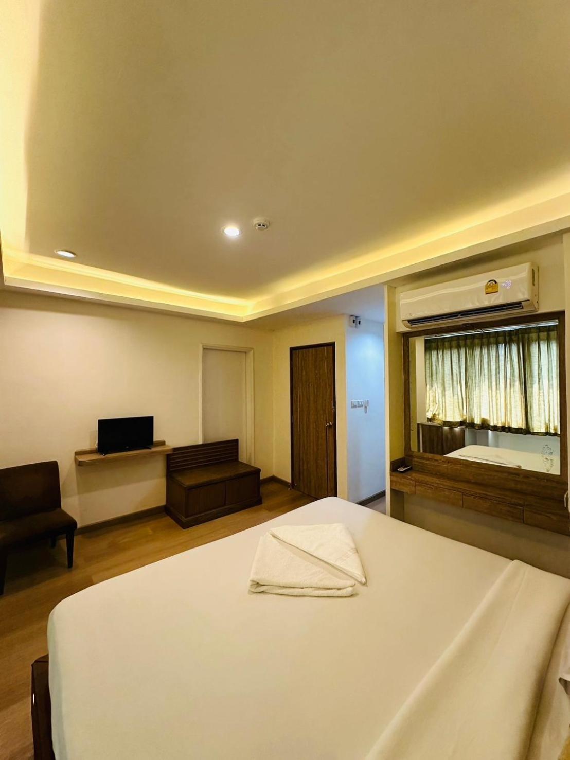Royal Garden Home Hotel Bangkok Bagian luar foto