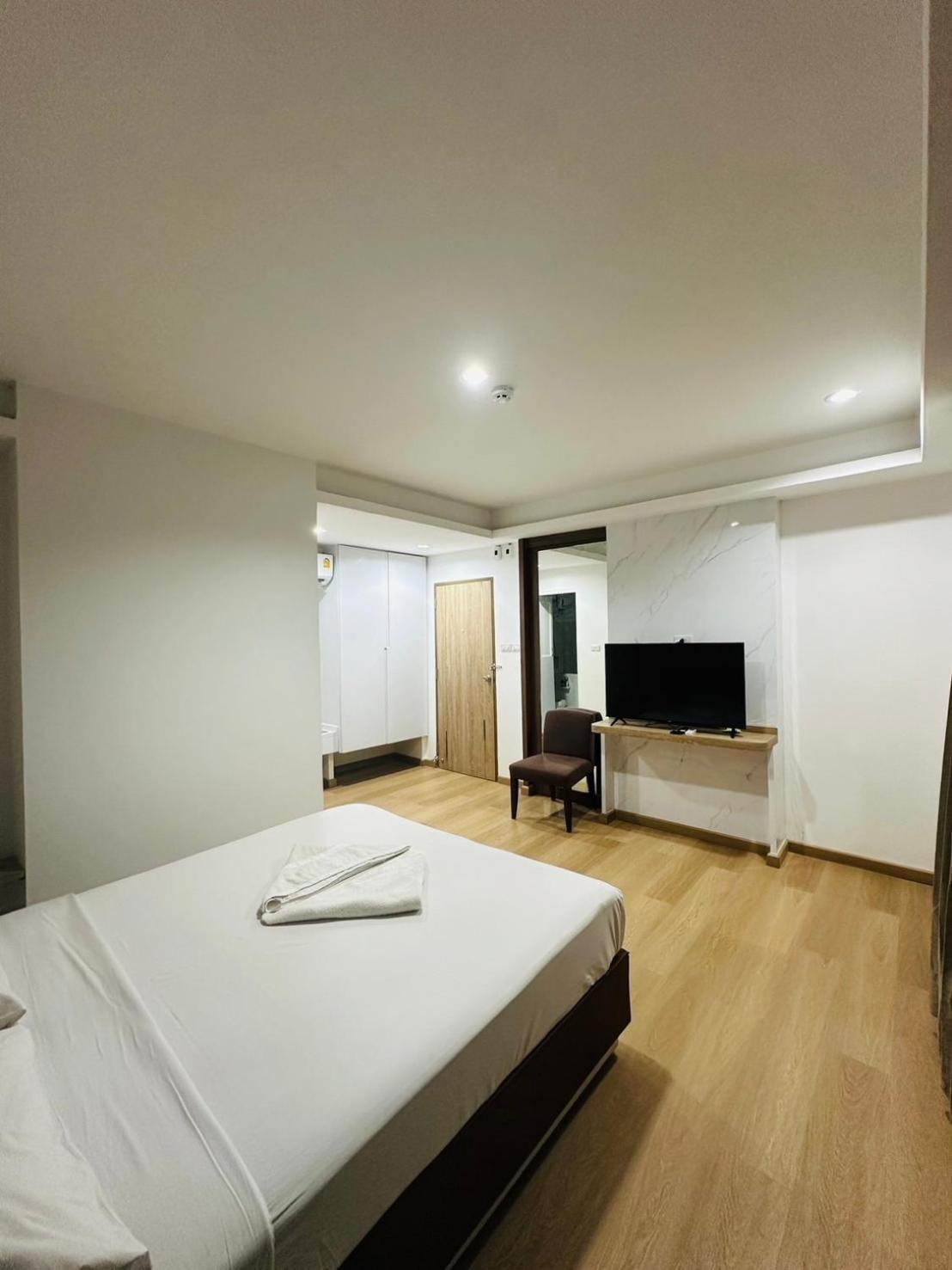 Royal Garden Home Hotel Bangkok Bagian luar foto