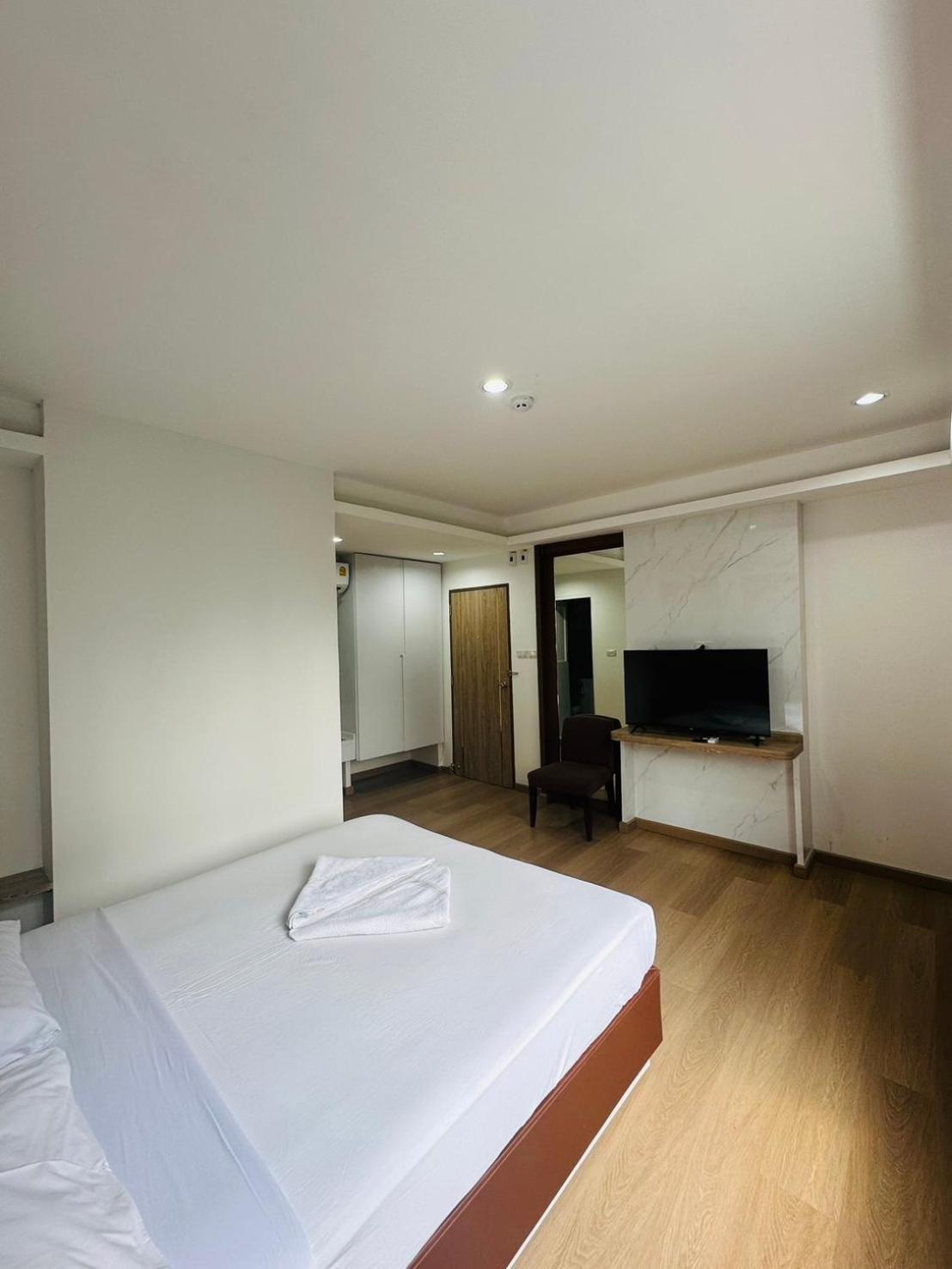 Royal Garden Home Hotel Bangkok Bagian luar foto