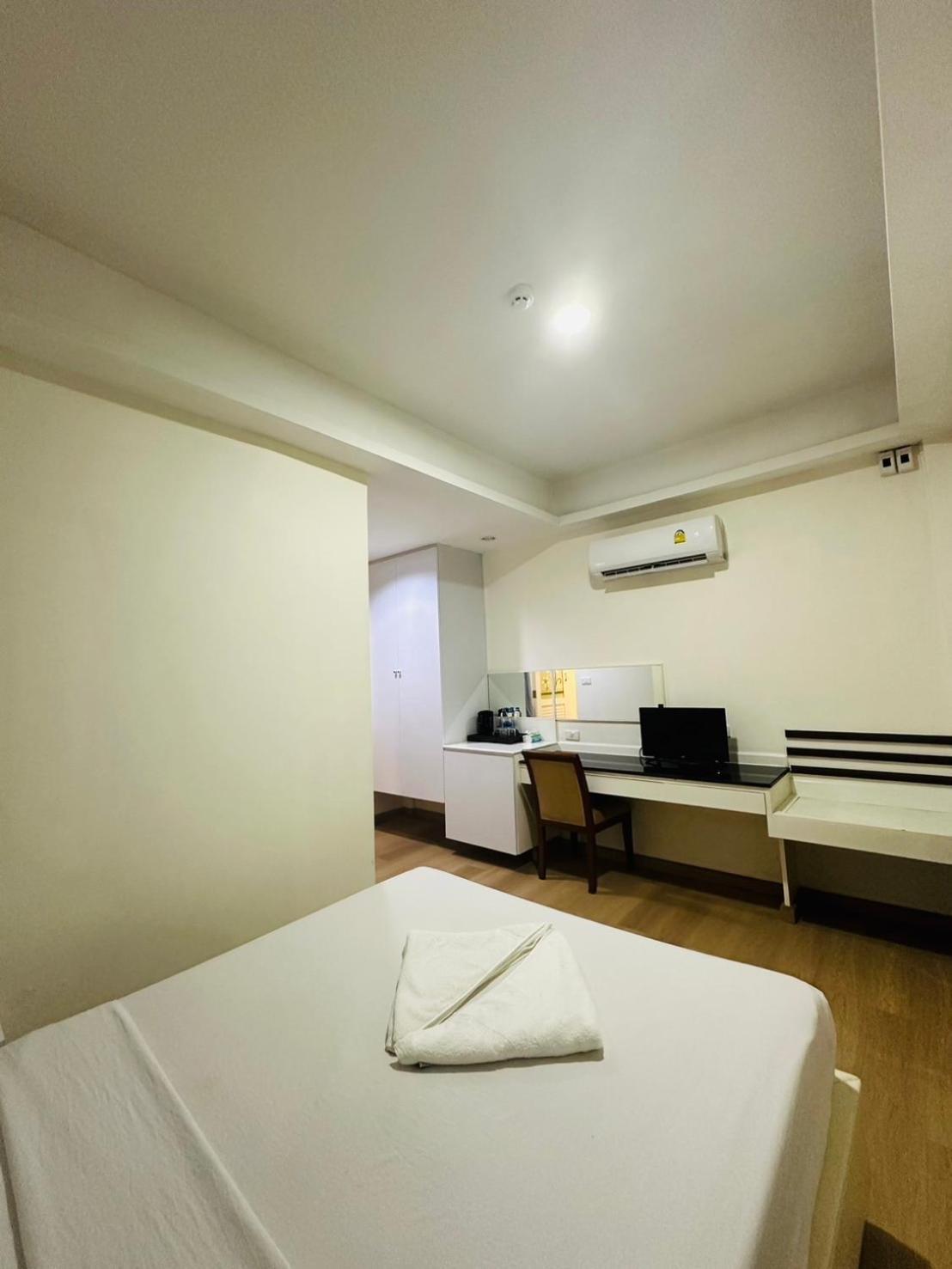 Royal Garden Home Hotel Bangkok Bagian luar foto