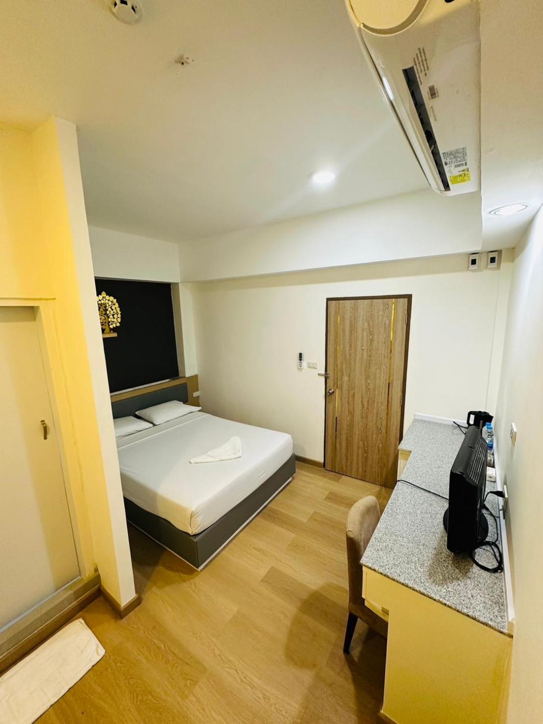 Royal Garden Home Hotel Bangkok Bagian luar foto