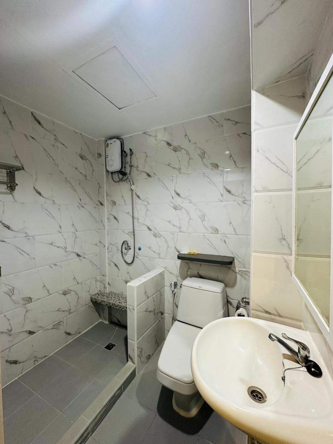 Royal Garden Home Hotel Bangkok Bagian luar foto